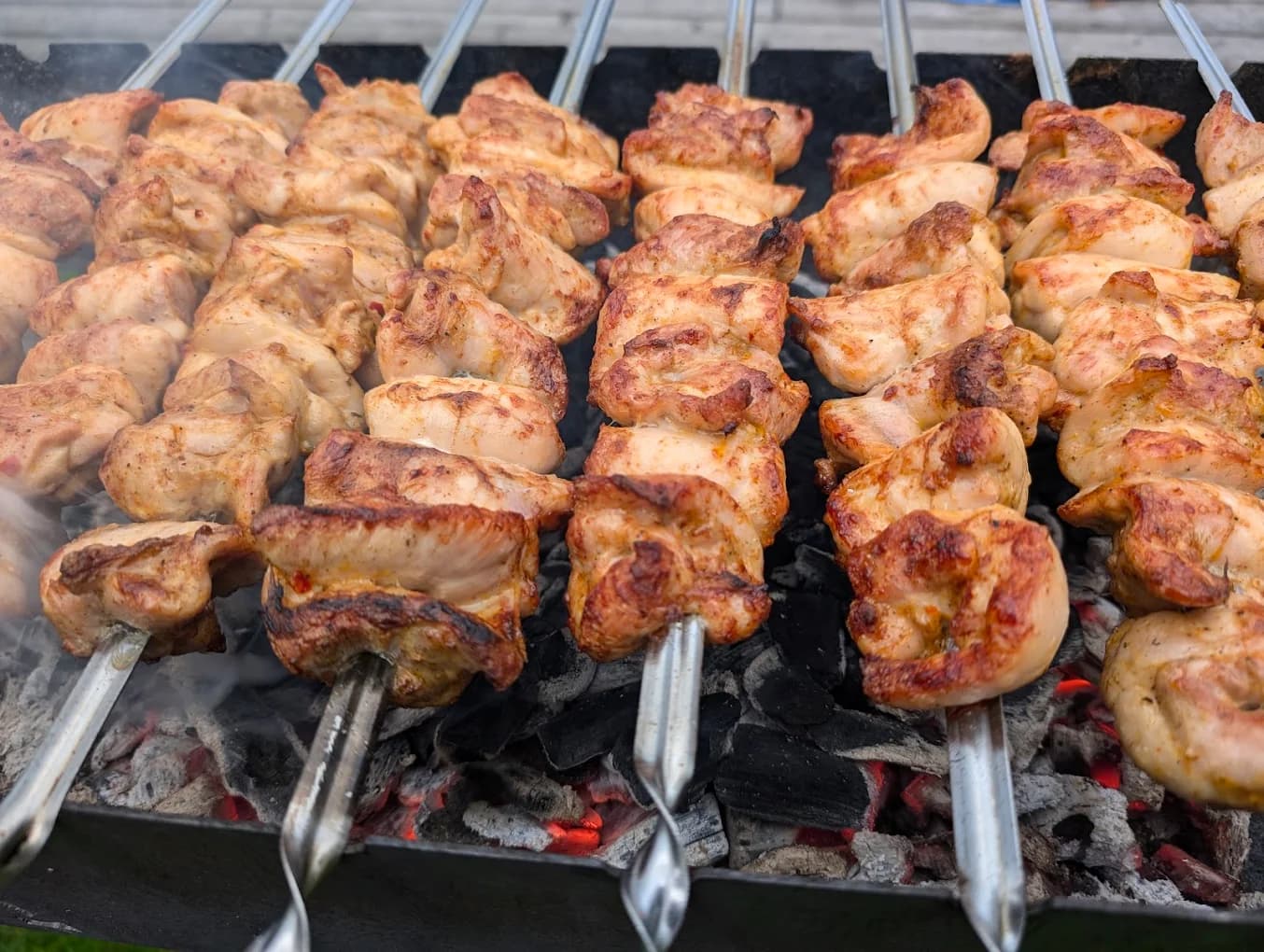 Goldbraun gegrillte Hähnchen-Schaschlik-Spieße