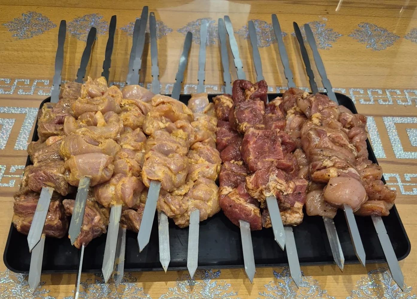 Frisch marinierte Spieße nach eigener Rezeptur, vorbereitet für die Abholung